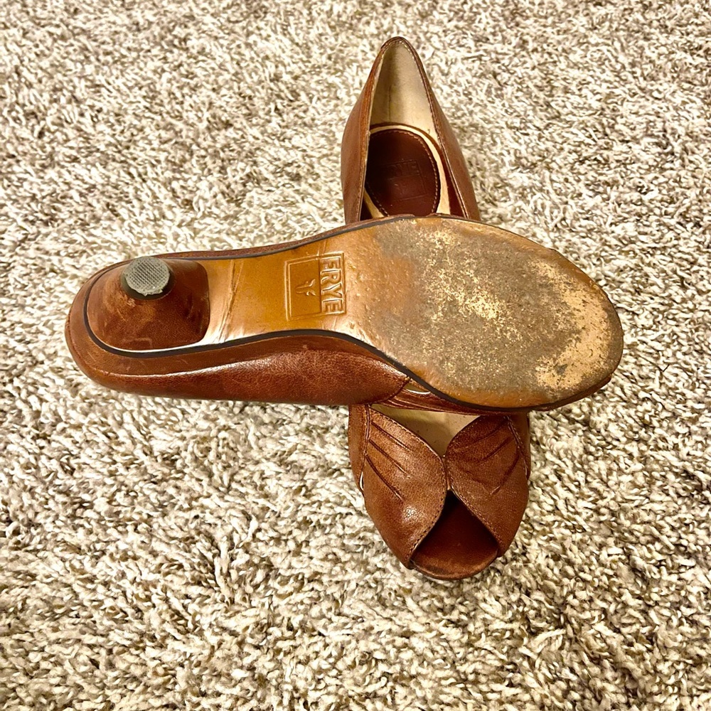 FRYE Ada Pleat Peep Heals Size 8W